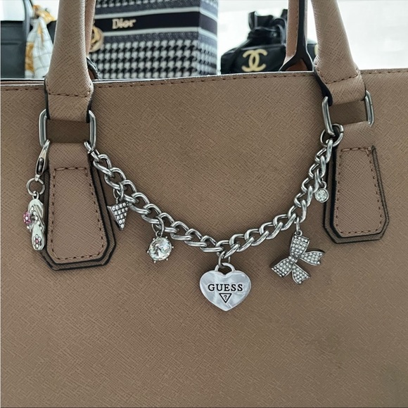 ✨NEW GUESS✨HANDBAG W/BAG CHARM ATTACHMENT - Picture 5 of 12